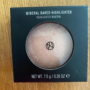 IL MAKIAGE Mineral Baked HIGHLIGHTER INSTANT GLOW in Gimme More
